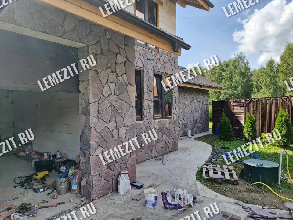 облицовка фасада галтованным бордовым плитняком лемезитом